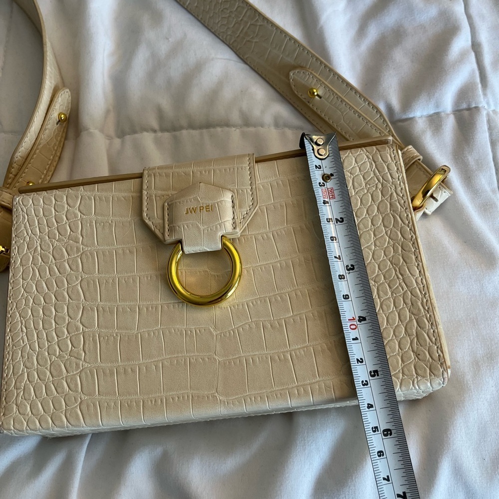 JW PEl Ivory Croc Grace
Box Bag NWOT Contemporary, Elegant, Simplicity, Chic - Picture 16 of 17